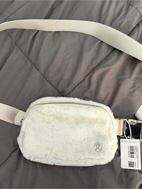 lululemon athletica Everywhere Belt Bag Plush Fleece - Bone/Silver